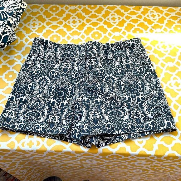 Ann Taylor Signature Shorts Size 10 Black White Damask Pattern 4.5" Inseam - Picture 2 of 9